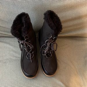 Black rain/snow boots keep your feet warm and dry with these fur inside